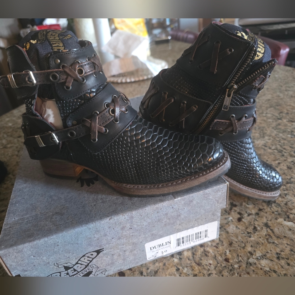 Freebird By Steven WOMENS Ankle Bootie| DUBLIN |Black SNAKE|SIZE 7| DISCONTINUED - Picture 4 of 11